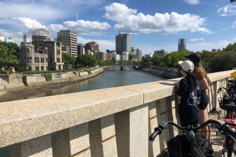 Recorrido por la paz en bicicleta por Hiroshima con guía local