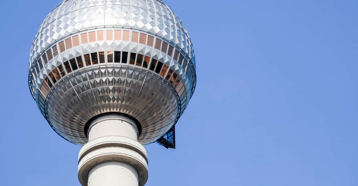 Berlin : tour de télévision et restaurant, vue côté fenêtre