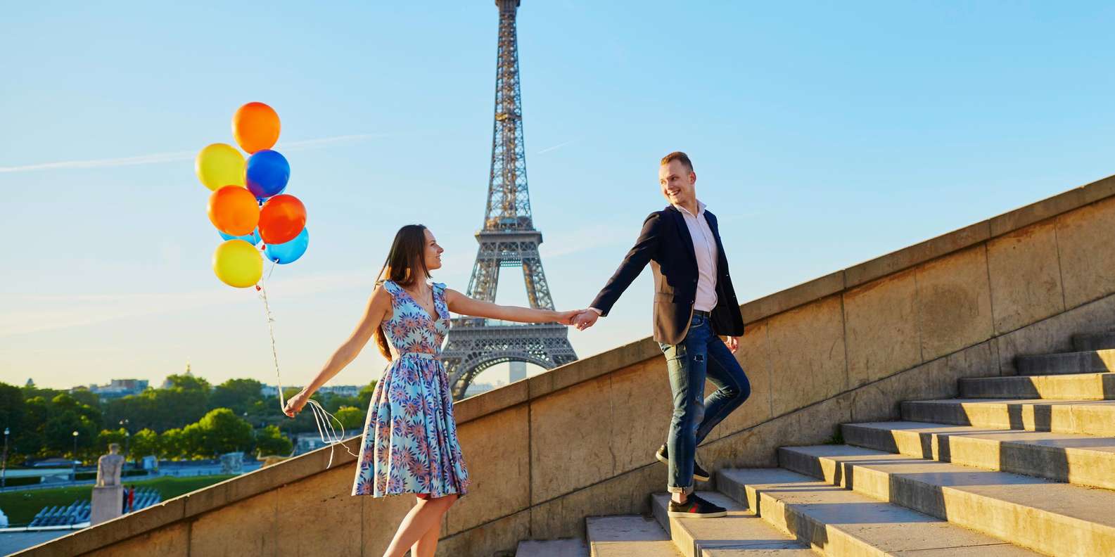 Paris walks. Девушка с шарами на фоне Эйфелевой башни. Парочка романтика Париж. Самые романтичные профессии для девушек. Париж Волкинг тур.