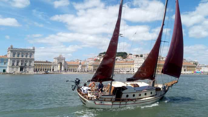 lisbona crociera romantica di 2 ore a bordo di una barca a vela depoca