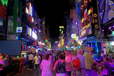 Pokhara: Evening Walking Tour with Local Guide & Snacks