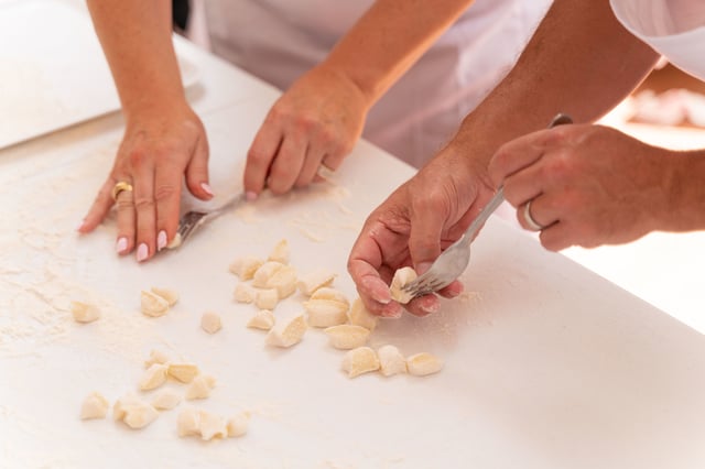 Rome: Pasta and Tiramisu Class at a Local&#039;s Home