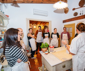Lucca: Pasta and Tiramisu Class at a Local's Home