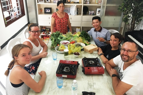 Hoi An: Cours de cuisine à domicile avec visite du marchéVisite privée