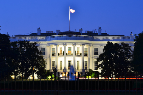 DC: Monuments &amp; Memorials Sunset Tour com guia ao vivoDC: Monuments and Memorials Sunset Tour em ônibus aberto