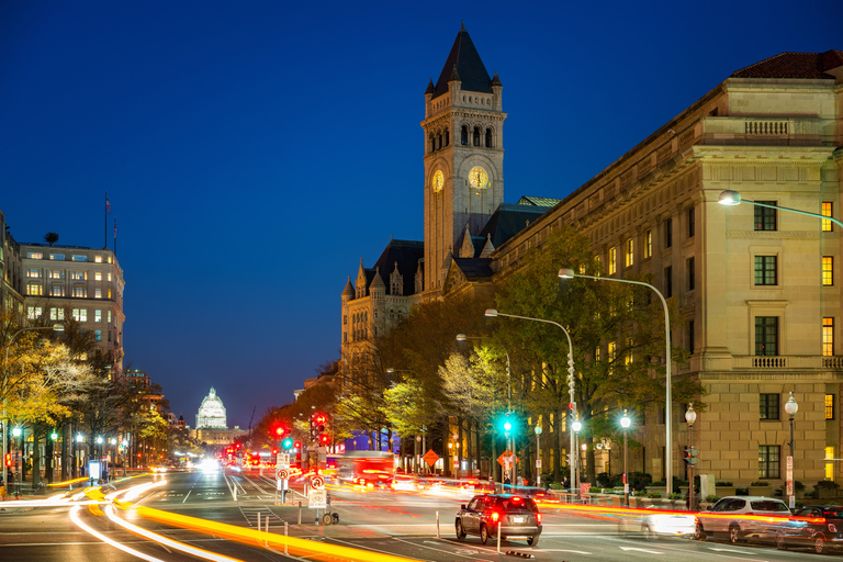 DC: Monuments &amp; Memorials Sunset Tour com guia ao vivoDC: Monuments and Memorials Sunset Tour em ônibus aberto