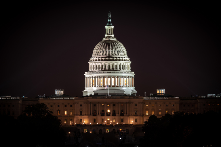 DC: Monuments &amp; Memorials Sunset Tour med Live GuideDC: Monuments and Memorials Sunset Tour med buss med öppen takhiss