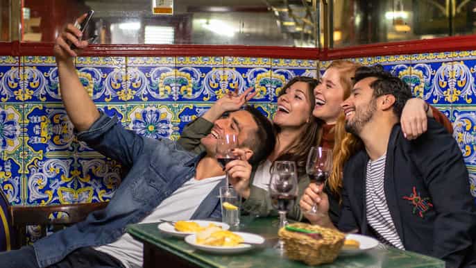 Madrid: Local Tapas and Wine Tour with Drinks & Views