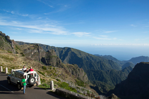 Madeira: het beste van Zuid-jeeptourRondleiding Madeira ophalen