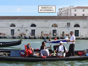 Canal Grande: Gondelfahrt mit Musik und Sänger Canal Grande: Gondelfahrt mit Musik und Sänger