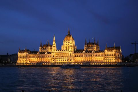 Tunnin nähtävyysristeily Budapestissä illalla ja juoma
