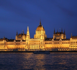Budapest: 1-Hour Evening Sightseeing Cruise with Drink