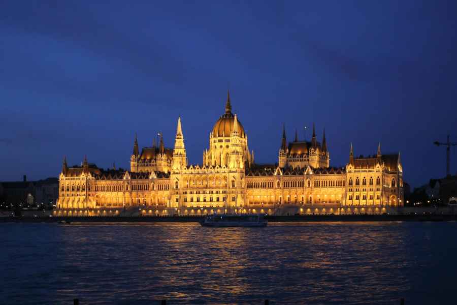 Budapest: Sightseeing-Bootsfahrt am Abend mit Getränk