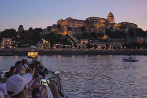Budapest: 1-Hour Evening Sightseeing Cruise with Drink