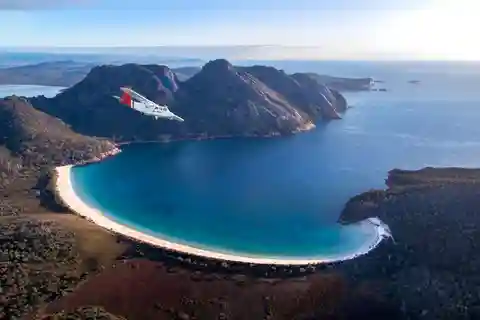 Vol panoramique dans la baie de Wineglass et sur l'île Maria