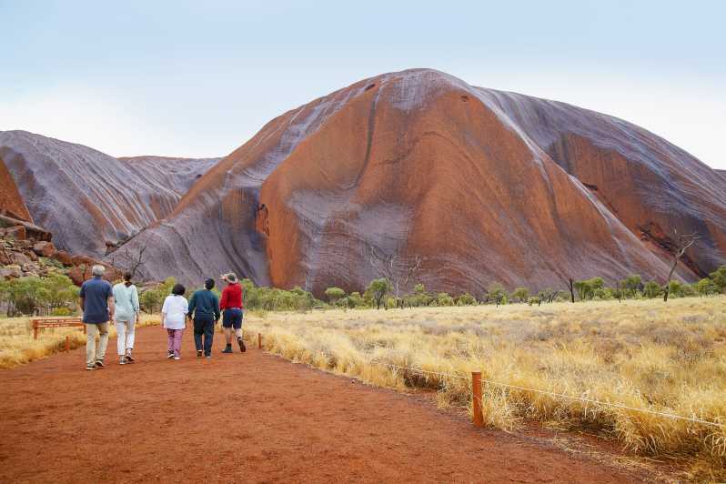 Uluru: begeleide wandeling bij zonsopgang met licht ontbijt