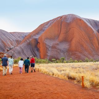 Uluru: Guided Walking Tour at Sunrise with Light Breakfast