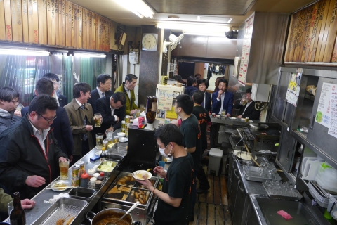 Osaka: espectáculo cultural gastronómico nocturno con todo incluidoOsaka: tour gastronómico nocturno con todo incluido