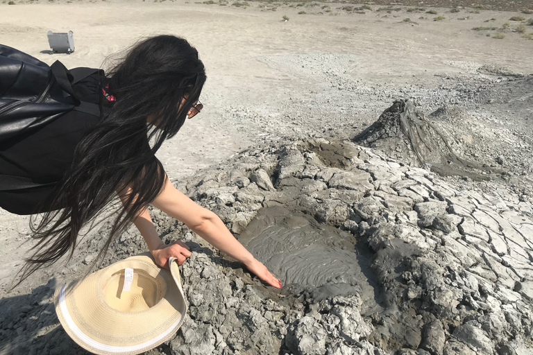 Baku: Escursione di un giorno a Gobustan, ai vulcani, al tempio del fuoco e a YanardagTour privato