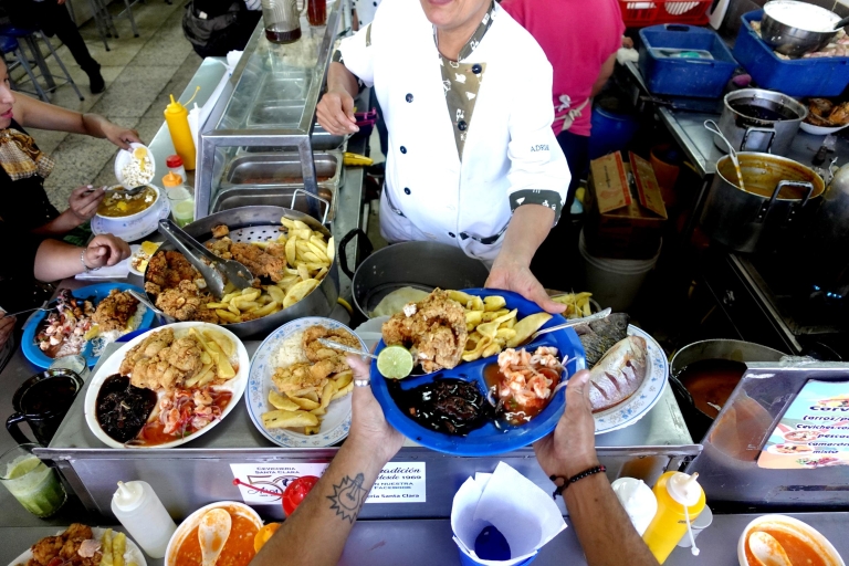 Quito: esenciales de comida callejeraRecorrido compartido de comida callejera con recogida y devolución en el hotel
