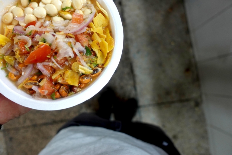 Quito: esenciales de comida callejeraTour compartido de comida callejera con punto de encuentro