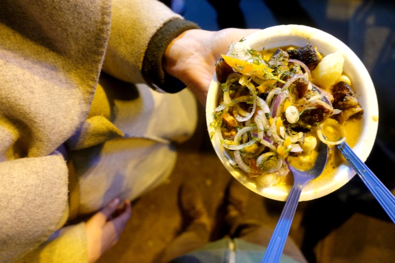 Quito: visite nocturne de rue et de boissons localesVisite privée: nourriture de rue de nuit et boissons locales