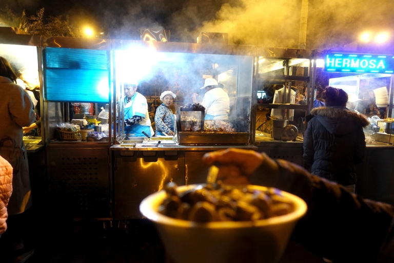 Quito: tour nocturno de comida callejera y bebidas localesTour privado con recogida y regreso al hotel