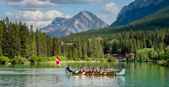 Banff: Bow River Big Canoe Tour for Wildlife Watching