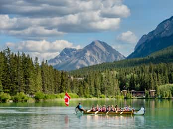 Banff: Kanutour auf dem Bow River mit Tierbeobachtung Banff: Kanutour auf dem Bow River mit Tierbeobachtung