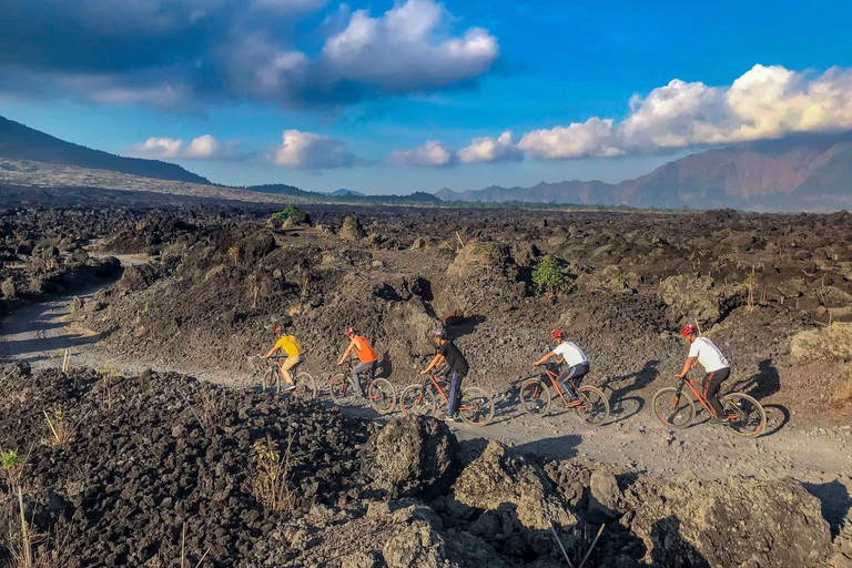 Monte Batur: tour in bicicletta della lava nera con sorgente calda naturaleTour con trasferimenti