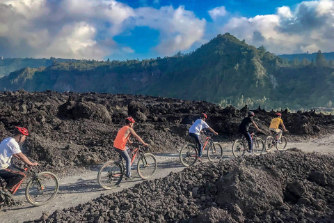 Monte Batur: tour in bicicletta della lava nera con sorgente calda naturaleTour con trasferimenti