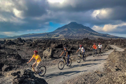 Monte Batur: tour in bicicletta della lava nera con sorgente calda naturaleTour con trasferimenti