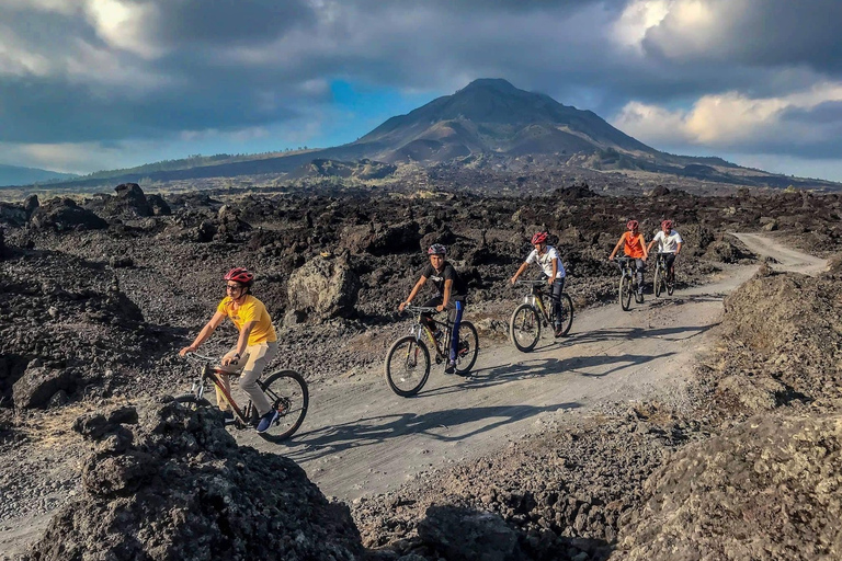 Monte Batur: tour in bicicletta della lava nera con sorgente calda naturaleTour con trasferimenti