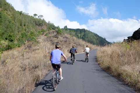 Monte Batur: tour in bicicletta della lava nera con sorgente calda naturaleTour con trasferimenti