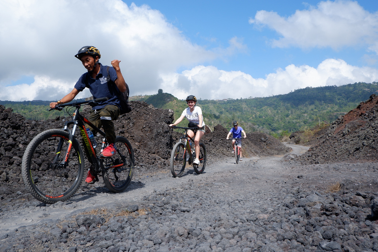 Monte Batur: tour in bicicletta della lava nera con sorgente calda naturaleTour con trasferimenti