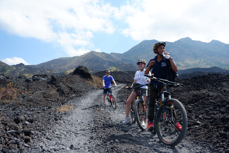 Monte Batur: tour in bicicletta della lava nera con sorgente calda naturaleTour con trasferimenti