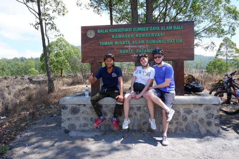 Monte Batur: tour in bicicletta della lava nera con sorgente calda naturaleTour con trasferimenti