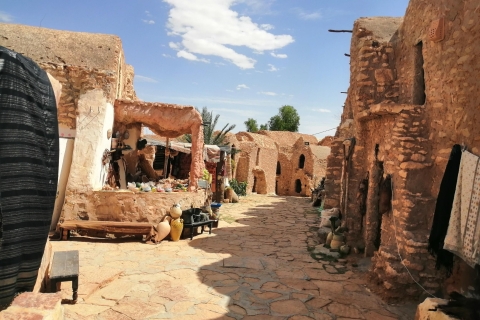 Yerba: tour de 1 día a Ksar Ghilane y pueblos bereberesYerba: Excursión de 1 día con paseo en camello, aguas termales y mucho más