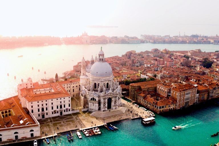 Venise : 30 min de gondole avec sérénade sur le Grand CanalBalade en gondole collective