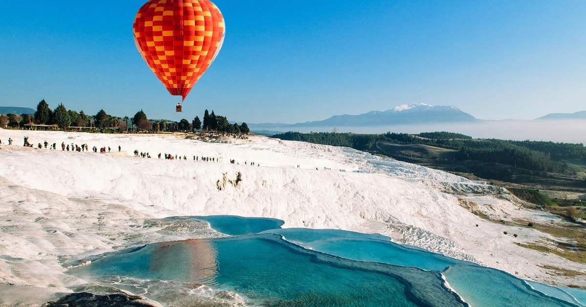 what makes a hot air balloon fly