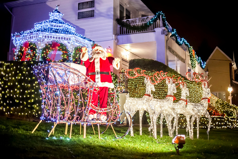 From Manhattan: Dyker Heights Holiday Bus Tour Tour in English at 5:00 PM