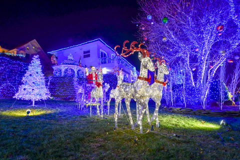 From Manhattan: Dyker Heights Holiday Bus Tour Tour in English at 6:00 PM