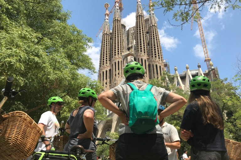 Barcelona: e-biketour van 2,5 uur in de sporen van GaudíRondleiding in het Frans