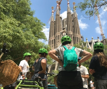 Barcelona: 2.5-Hour Bike or E-Bike Historical Tour