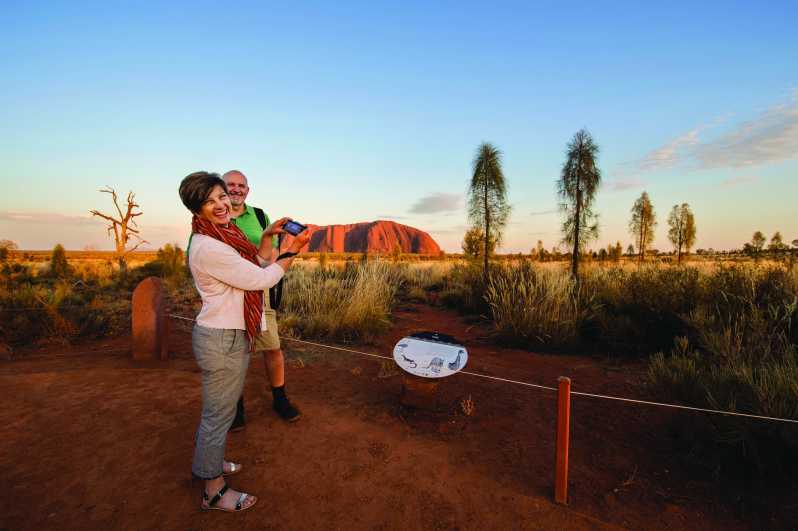 Yulara: tour all'alba a Uluru e a Kata Tjuta in bus