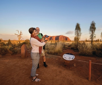 Yulara: Uluru Sunrise and Kata Tjuta Day Trip by Bus