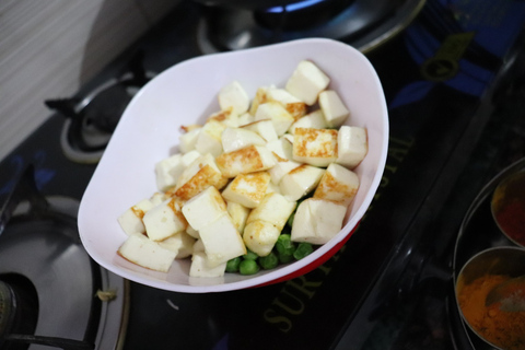 Lezione di cucina e cena con la famiglia Rekha con pasti completiOpzione punto d&#039;incontro