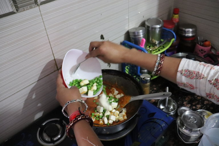 Aula de culinária e jantar com a família Rekha com refeições completasOpção de ponto de encontro