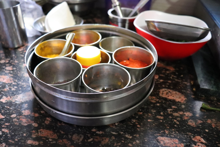 Lezione di cucina e cena con la famiglia Rekha con pasti completiOpzione punto d&#039;incontro