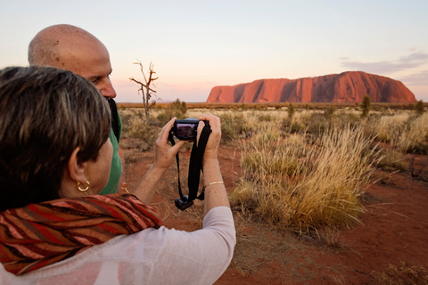 Yulara: Uluru Sunrise och Kata Tjuta dagsutflykt med bussRundtur med språkhjälpmedel